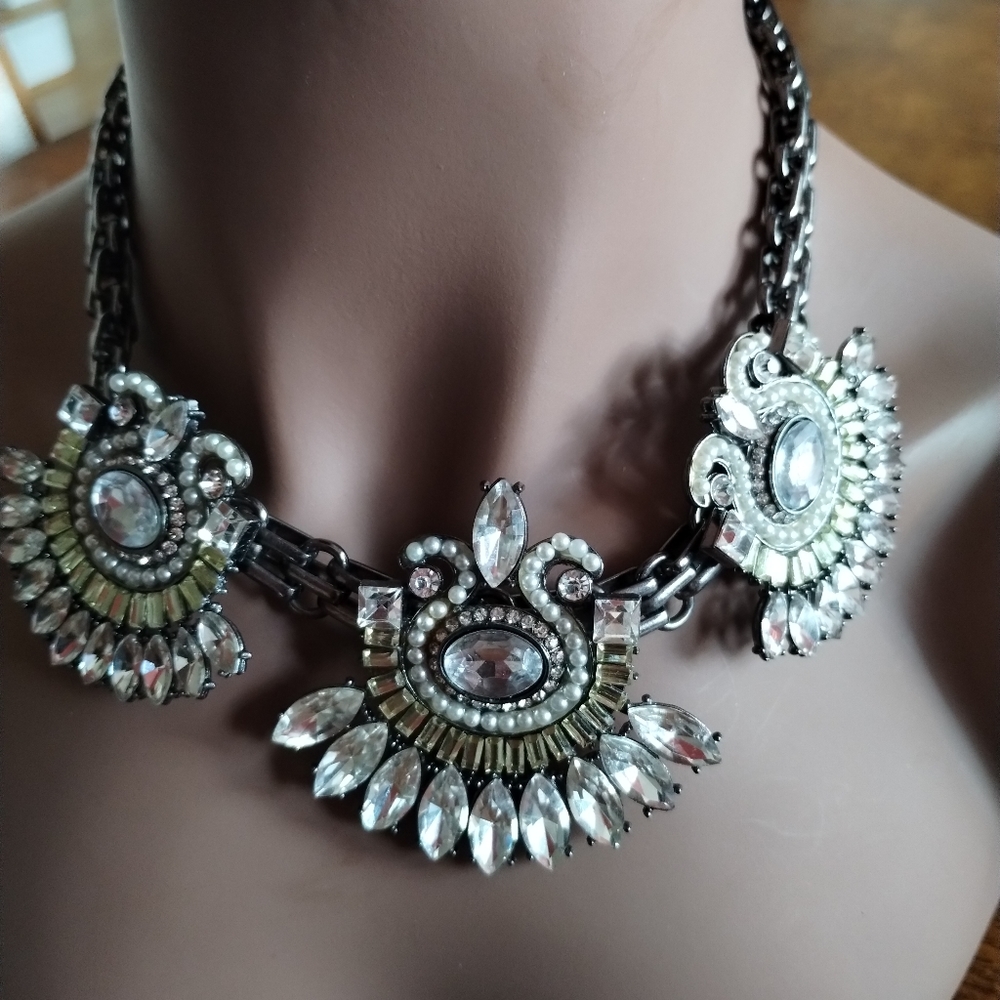 Statement Necklace - Radiance & Elegance Unveiled 🌠✨ (Pre-Owned)